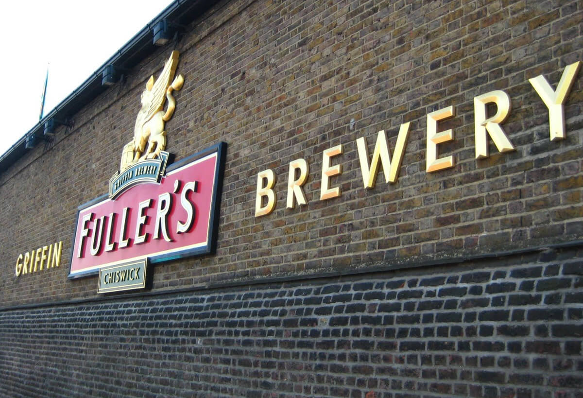 Fuller’s invests in new robots for cask racking line